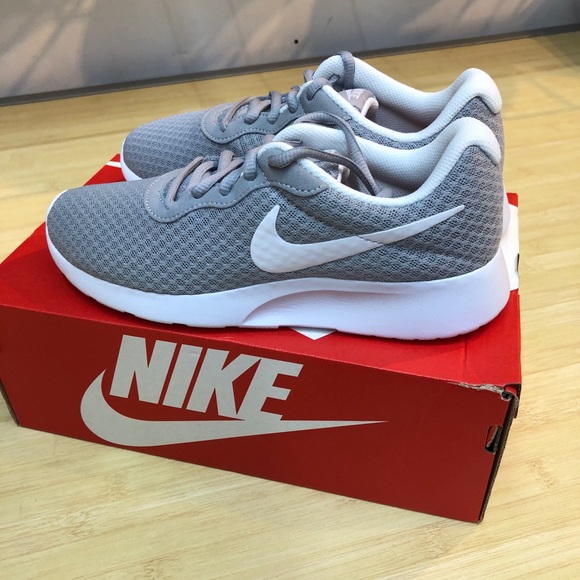 Nike Tanjun wmns Sizes 5.5-7.5 - Picture 3 of 4